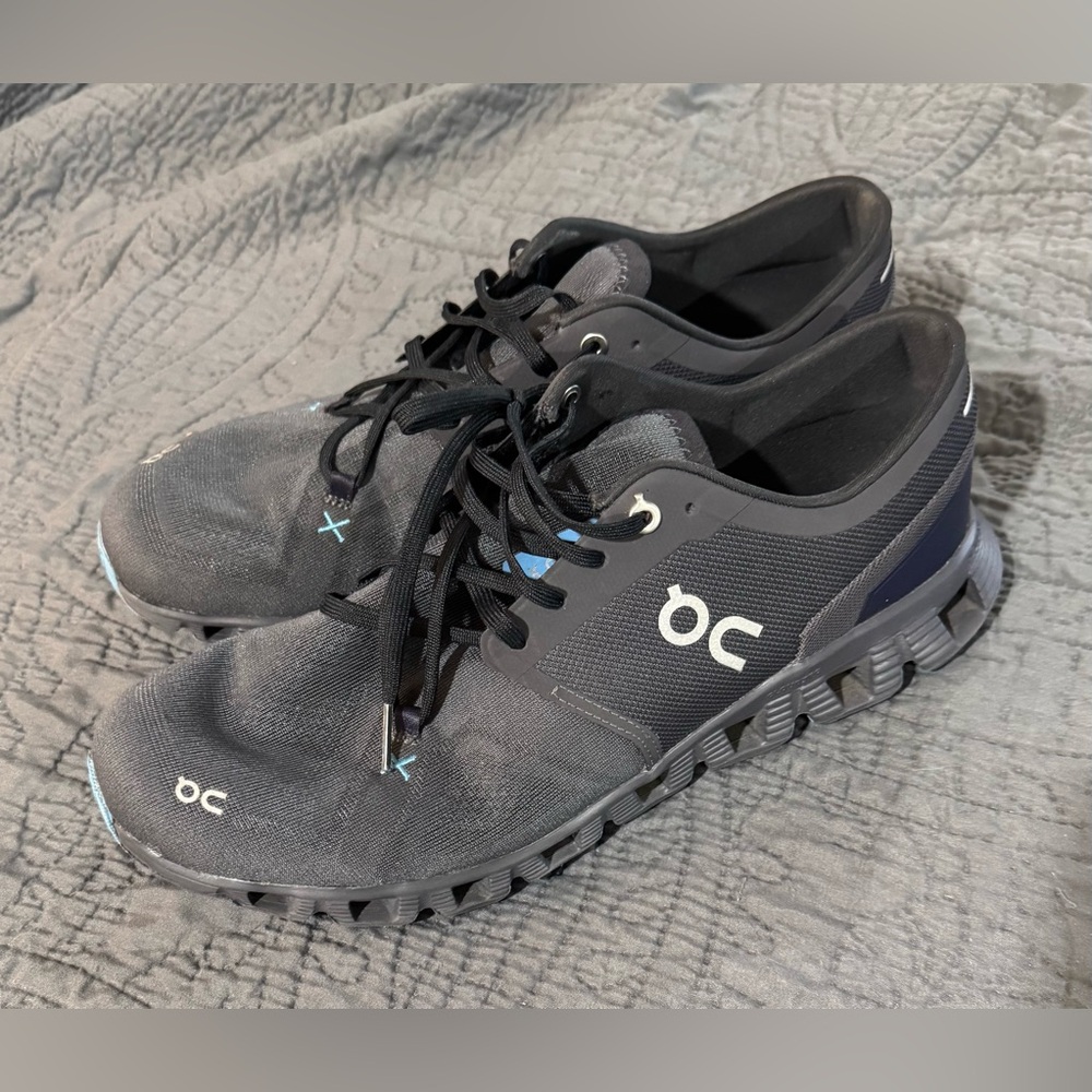 On Cloud running mens shoes